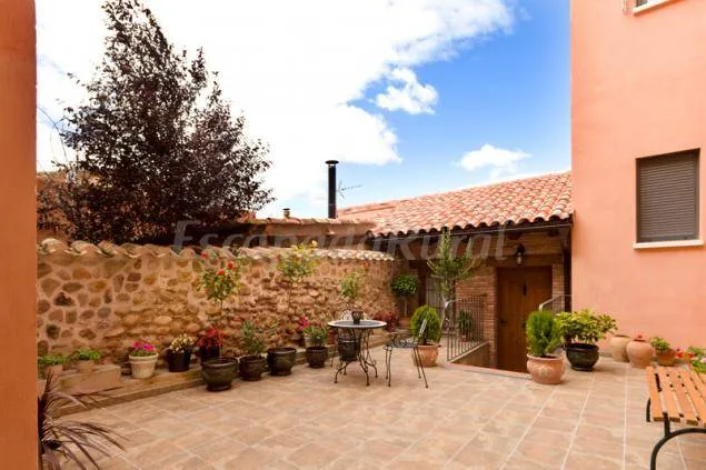 Family-oriented beautiful cottage with terrace | City view | Pets allowed - Image 1