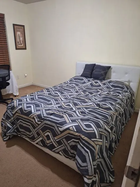 Small room with a full size bed (Small room) - Image 1