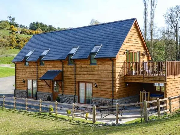 Family-oriented cottage with garden & jacuzzi - Image 1
