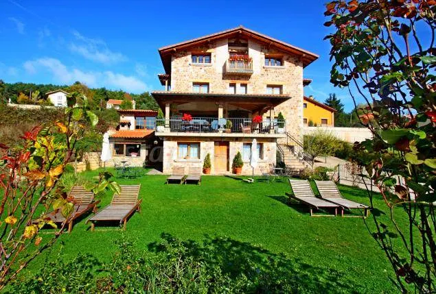 Child-friendly pleasant cottage with jacuzzi, garden & terrace | Golf view | Pets allowed - Image 1