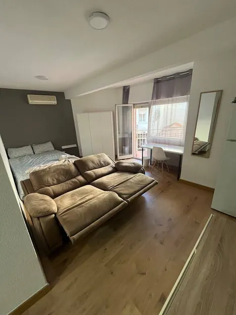 Dedicated room with terrace - Image 1