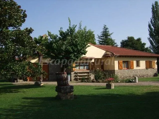 Cottage with pool, garden & barbeque | Lake view - Image 1