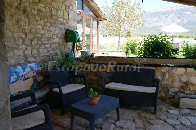 Casa rural con piscina y jardín | Vistas al río - Image 1