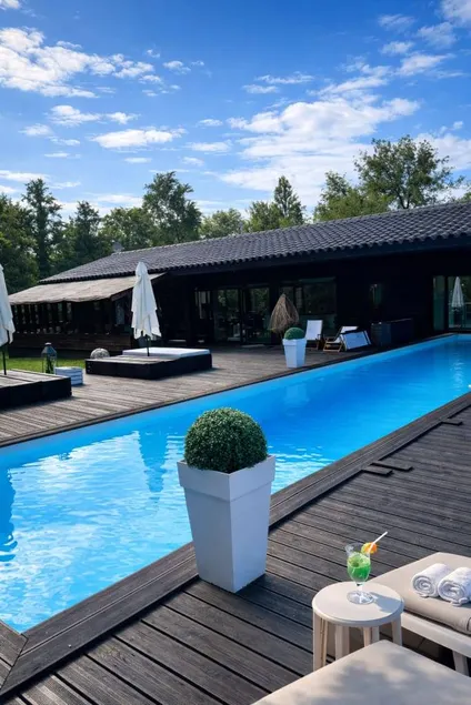 Attraente villa accogliente e familiare con piscina riscaldata, idromassaggio e giardino | Ideale per lavorare da remoto - Image 1