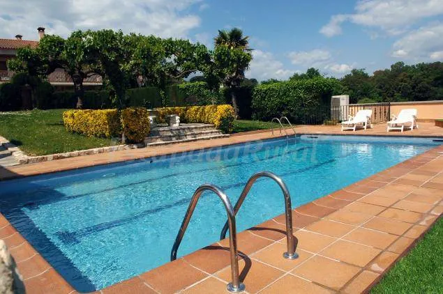 Cottage with terrace, barbecue & pool | Garden view - Image 1