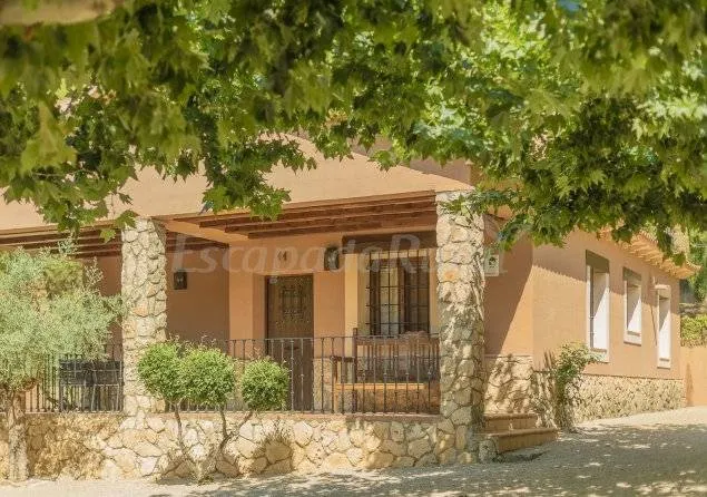Cottage with BBQ, garden & terrace | River view - Image 1