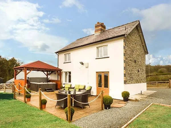 Cottage with jacuzzi & garden - Image 1