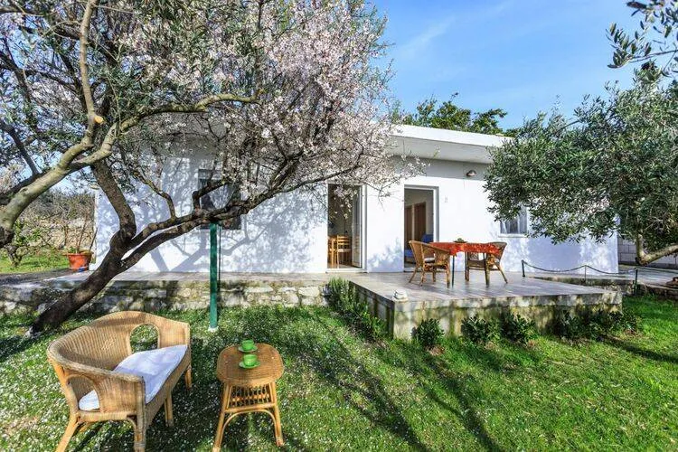 Pleasant house with BBQ, garden & terrace - Image 1