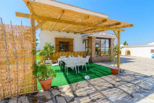 Cottage with garden, pool & barbecue | Lake view - Image 1