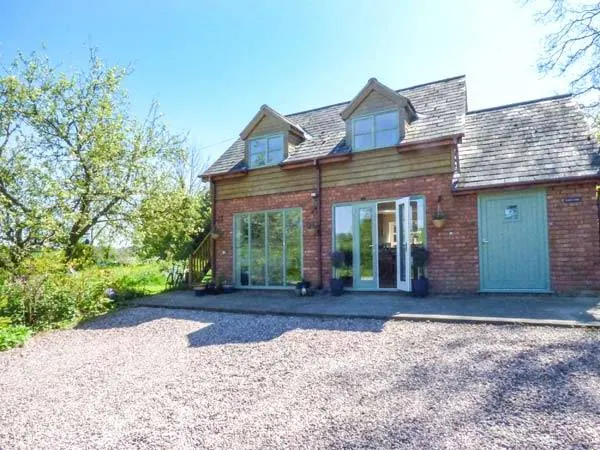 Cottage with terrace & garden - Image 1