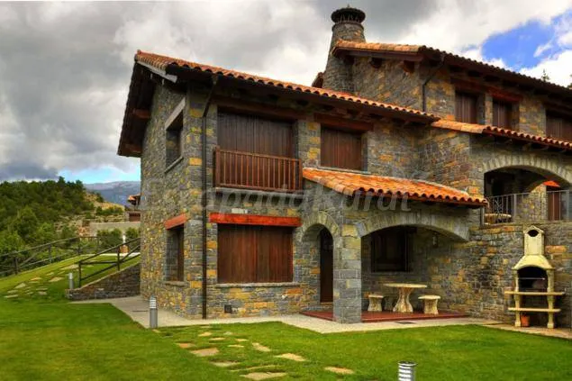 Cottage with barbeque, terrace & jacuzzi | Mountain view - Image 1