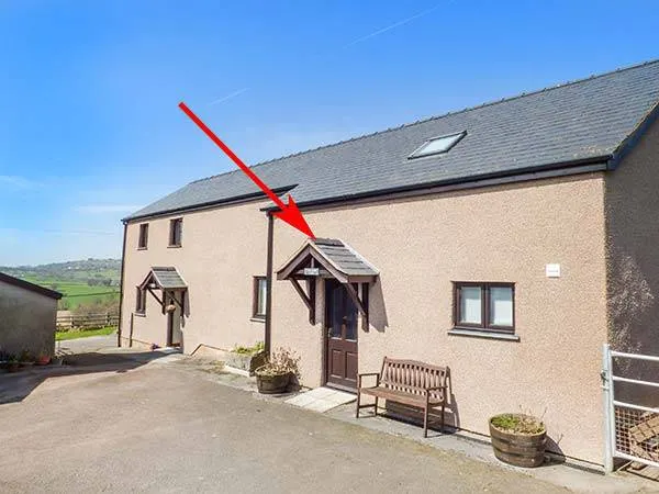 Cottage with garden & hot tub - Image 1