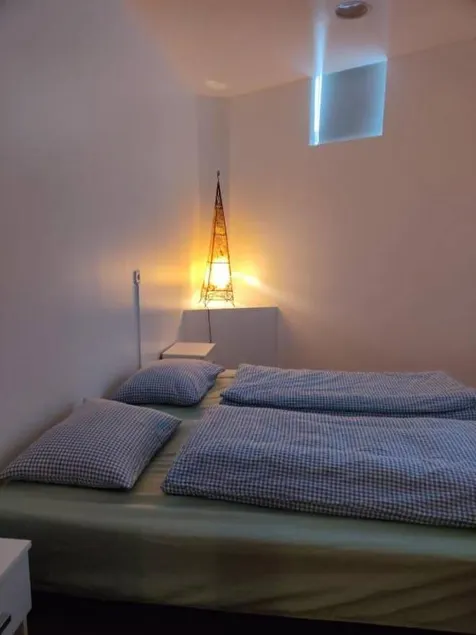 Private room with garden | Close to Perlan - Image 1