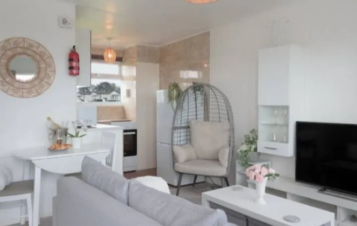 2 Bed Chalet Sleeps 4- Parking, Garden, Near Beach - Image 1