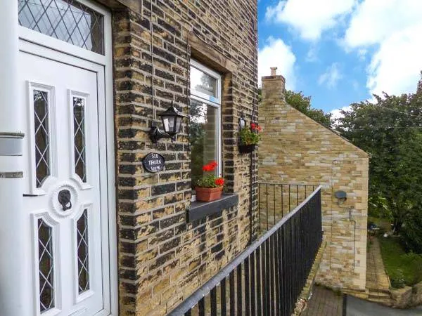 Child-friendly cottage with terrace - Image 1