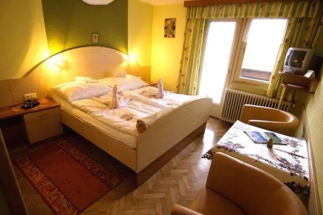 Gasthof Pension St. Wolfgang (Kirchberg am Wechsel) - Image 1