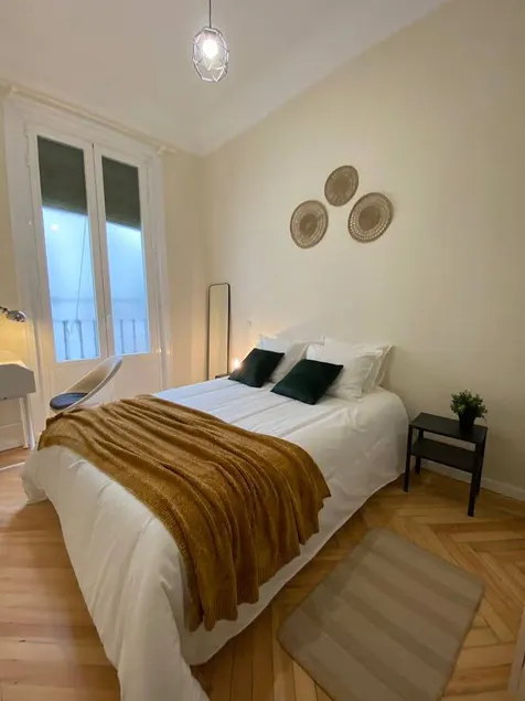 Beautiful dedicated room | Next to Plaza de Cibeles - Image 1