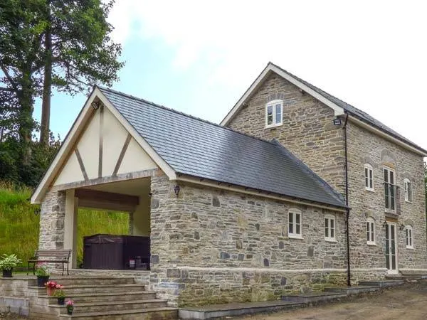 Family-friendly cottage with hot tub, garden & terrace | Dogs allowed - Image 1