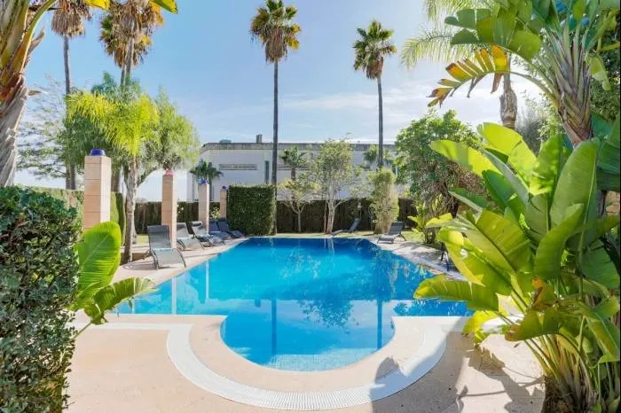 Fully equipped spacious house with terrace, private pool & barbeque - Image 1
