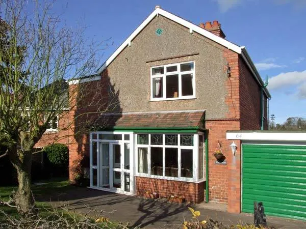 Family-oriented cottage with garden - Image 1