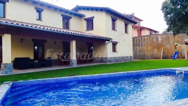 Cottage avec barbecue, terrasse et piscine | Vue jardin - Image 1
