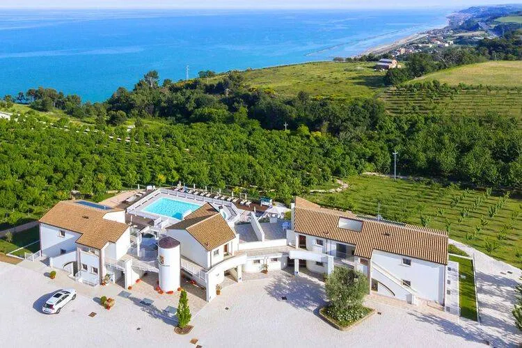 Apartment with garden, barbeque & pool - Image 1