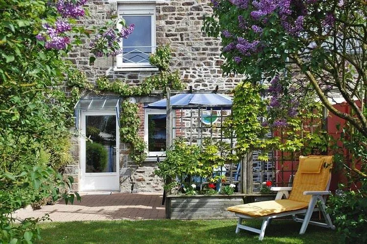 Maison avec terrasse et jardin - Image 1