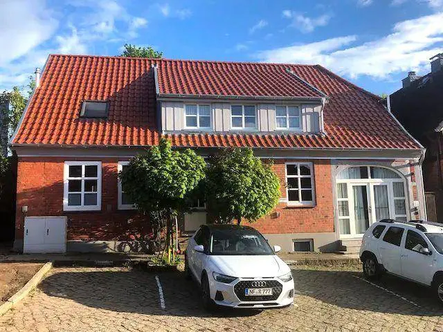 Apartment with terrace - Image 1
