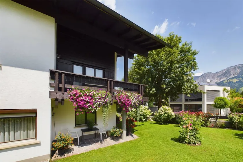 Holiday apartment with garden & terrace | Garden view - Image 1