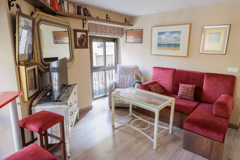 'Trajano Casco Antiguo' Apartment with Wi-Fi and Air Conditioning - Image 1