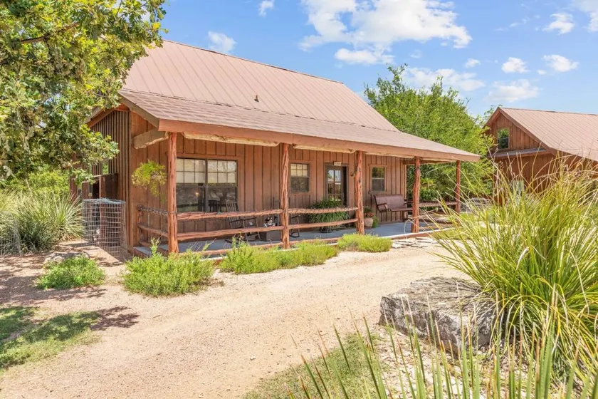 Cabin with terrace & private pool - Image 1