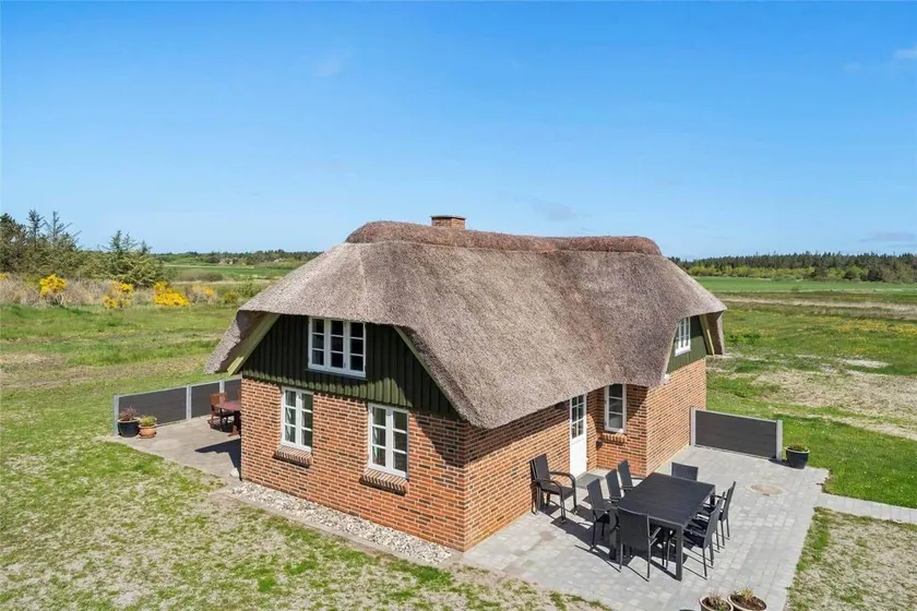 Holiday home with terrace & BBQ - Image 1