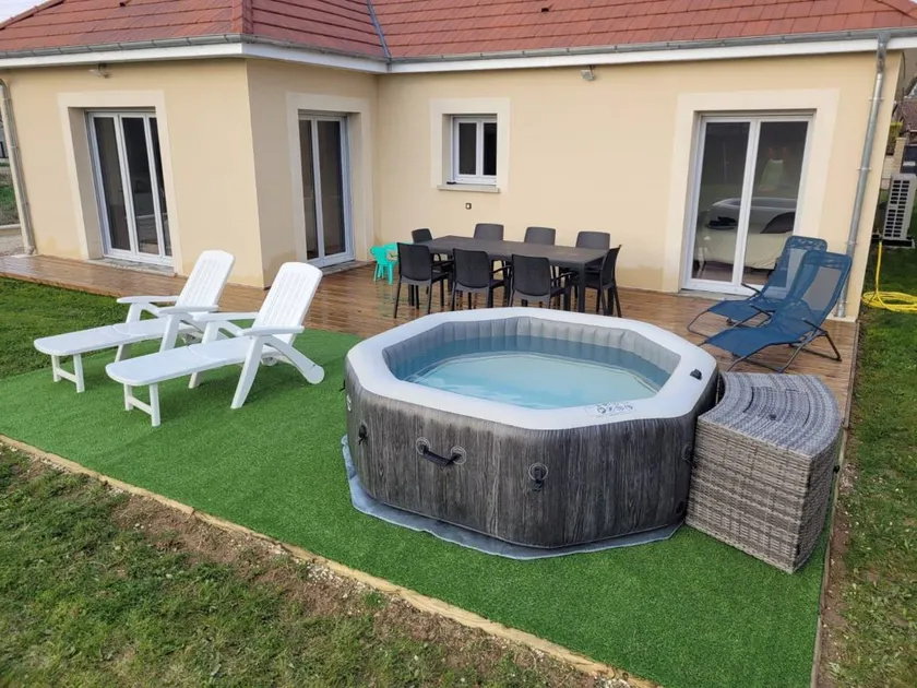 Cottage with hot tub, barbeque & garden - Image 1