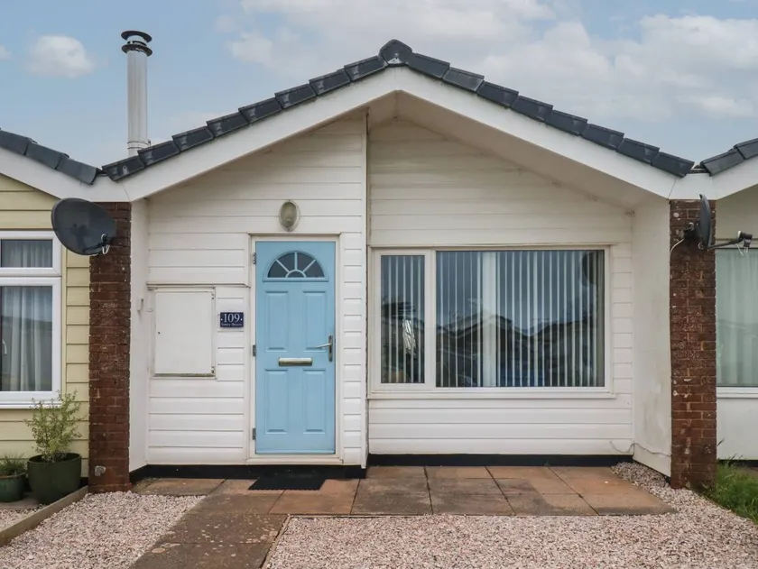 Family-friendly cottage with garden | Beach view | Pets are welcome - Image 1