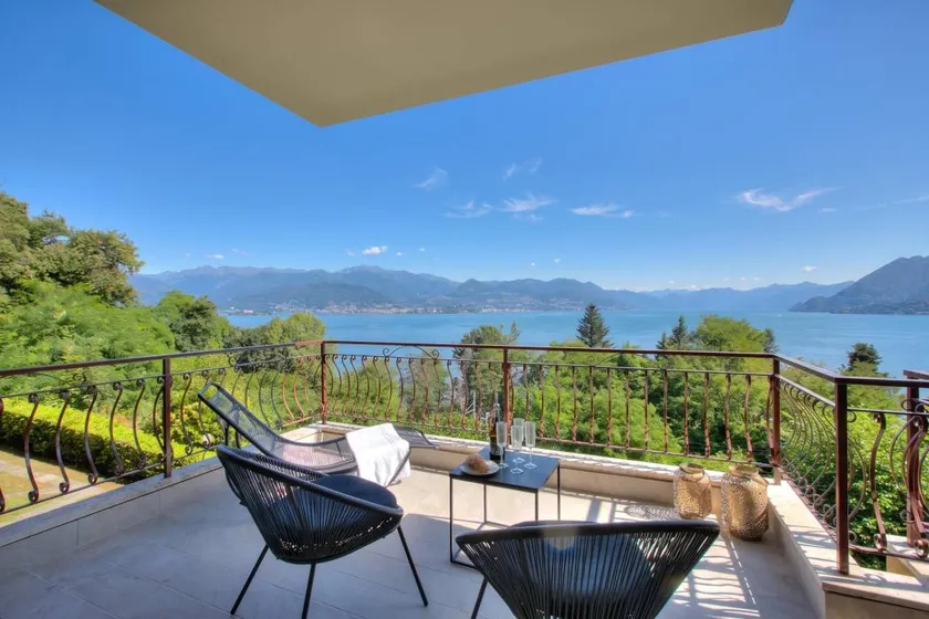 Elegant Panorama Lake View Terrace with Pool - Image 1