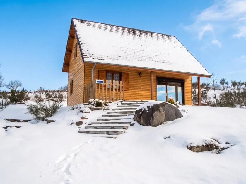 Charming Chalet in Saint-Gènes-Champespe with Private Parking - Image 1