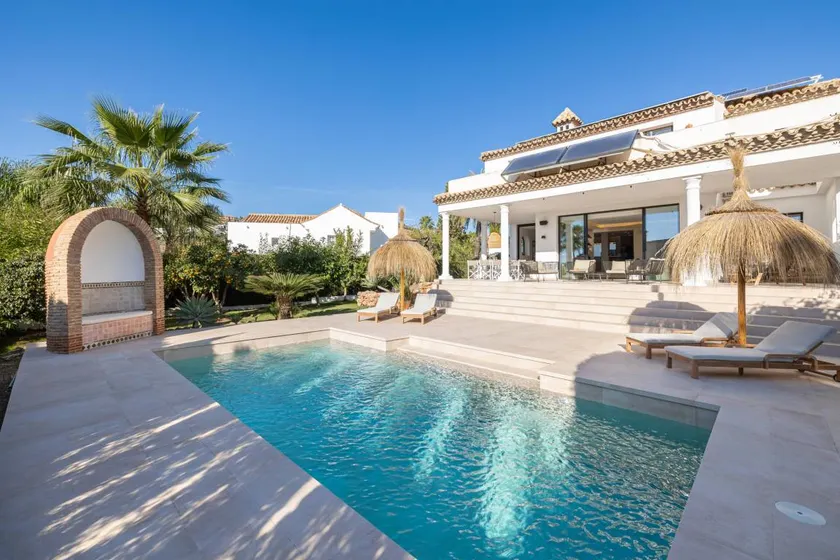 Child-friendly villa with barbeque, terrace & private pool | City view - Image 1