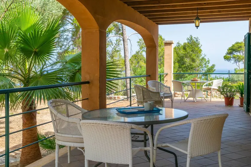 Tente avec terrasse et jardin - Image 1