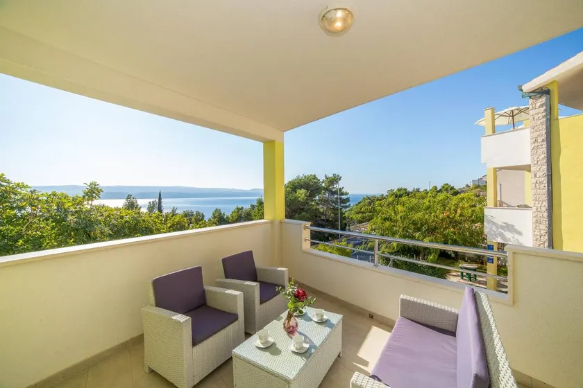 Holiday apartment with barbecue, garden & pool | Sea view - Image 1