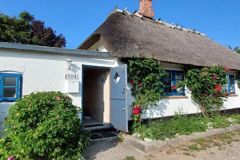 Charming holiday home with terrace - Image 1