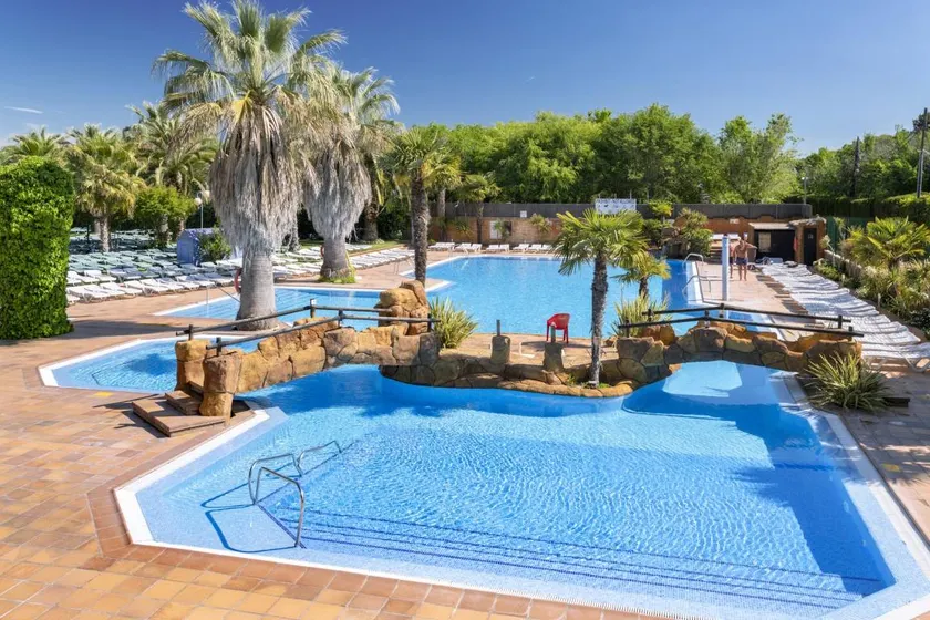 Holiday home with garden, pool & terrace - Image 1