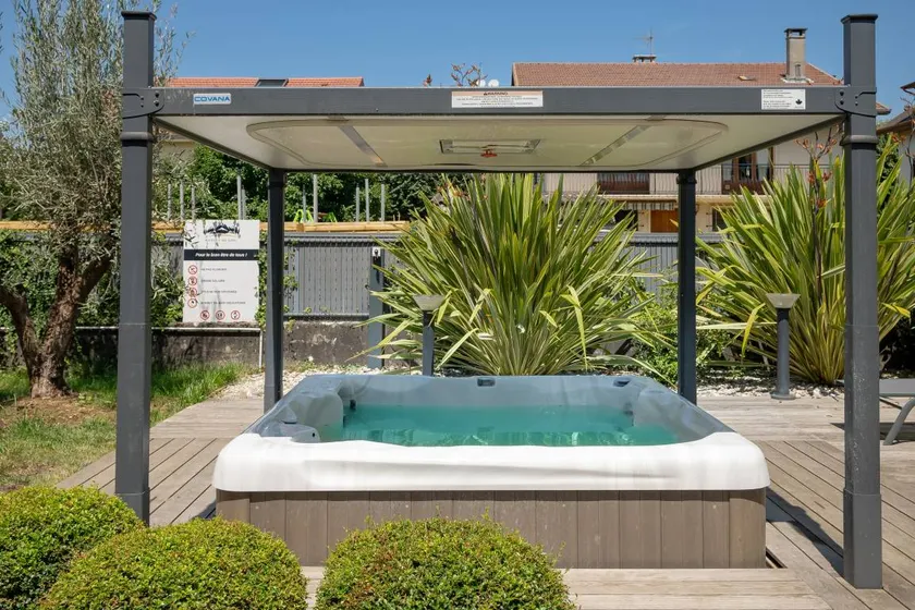 Guest House 'La Suite Des Sommets' with Shared Pool, Shared Terrace and Air Conditioning - Image 1