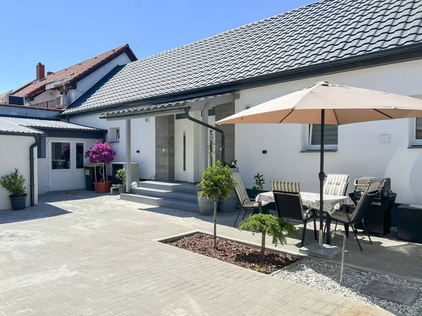 Apartment with terrace - Image 1