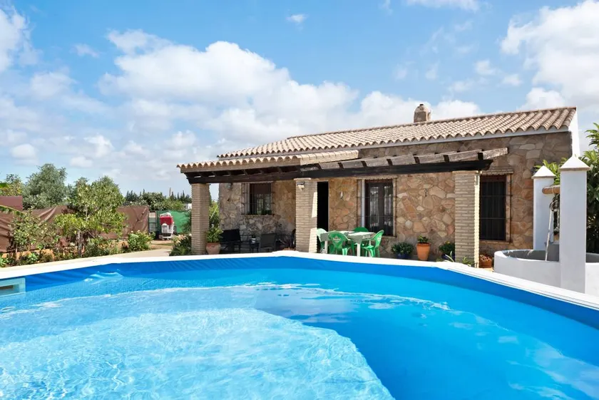 Merveilleuse maison de vacances entièrement équipée avec barbecue, internet haut débit et piscine privée | Vue jardin | Avec animaux admis - Image 1