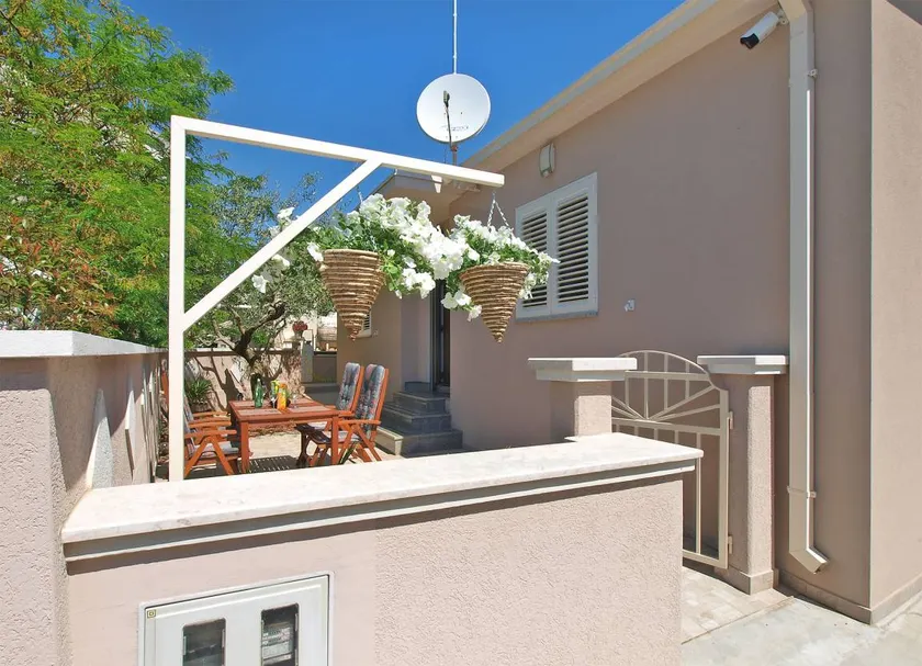 House with barbecue & terrace - Image 1