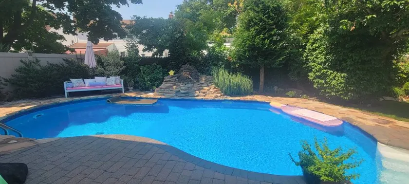 Private room with terrace, garden & pool - Image 1