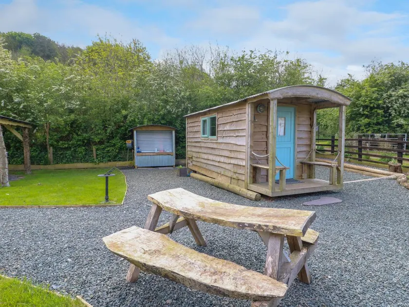 Cottage with barbecue, garden & jacuzzi | Beach view - Image 1