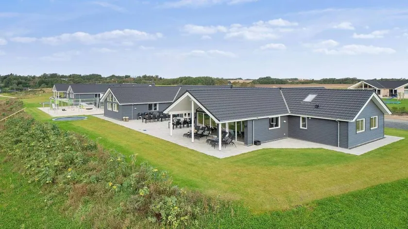 House with terrace, pool & sauna | Pet-friendly - Image 1