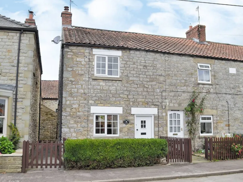 Cottage with hot tub & garden - Image 1