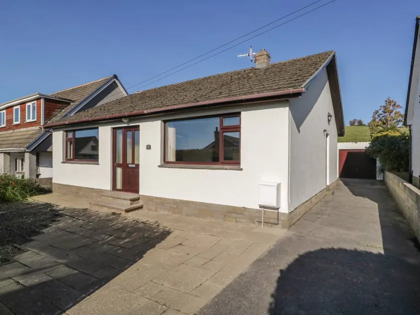 Cottage with garden - Image 1
